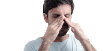 Typisch für eine Sinusitis sind drückende Schmerzen im Bereich der betroffenen Nasennebenhöhlen. (Bild: kleberpicui/fotolia.com)