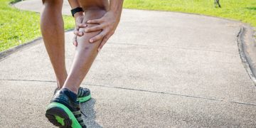 Um Krämpfe während des Trainings zu vermeiden, sollten Sportler vorher ausreichend Flüssigkeit und Mineralstoffe aufnehmen. (Bild: tothekop79/fotolia.com)