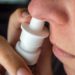 Bei der konventionellen Behandlung wird meist abschwellendes Nasenspray eingesetzt. (Bild: arborpulchra/fotolia.com)