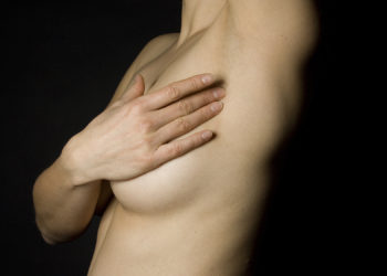 Sind die Achsellymphknoten geschwollen, kann das im Ernstfall auf Brustkrebs hindeuten. (Bild: Uwe Grötzner/fotolia.com)