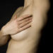 Sind die Achsellymphknoten geschwollen, kann das im Ernstfall auf Brustkrebs hindeuten. (Bild: Uwe Grötzner/fotolia.com)