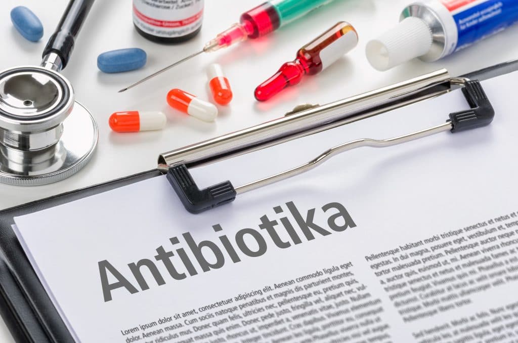 Verschiedene Antibiotika als Tabletten und Injektionen