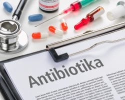 Verschiedene Antibiotika als Tabletten und Injektionen