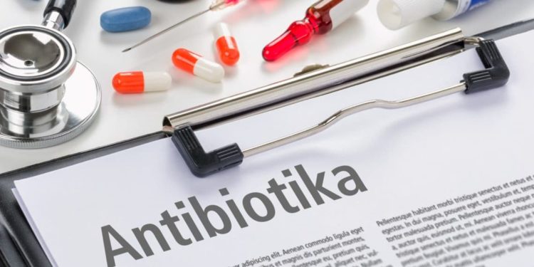 Verschiedene Antibiotika als Tabletten und Injektionen