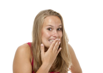 Schluckauf entsteht durch eine Reizung des Zwerchfells. Eine ganz natürliche Reaktion des Körpers, doch den meisten Menschen ist das laute Hicksen unangenehm. (Bild: BildPix.de/fotolia.com)