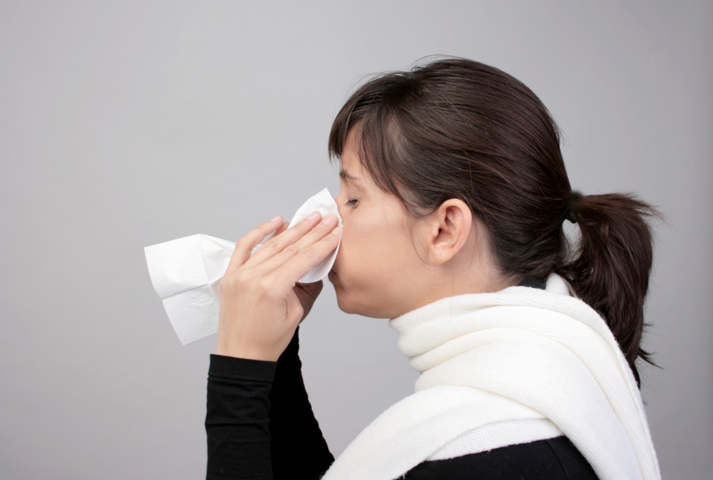 frau erkltung schnupfen nase allergie taschentuch