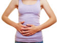 Ein aufgeblähter Bauch steht häufig im Zusammenhang mit dem Verzehr bestimmter Nahrungsmittel. (Bild: Robert Kneschke/stock.adobe.com)