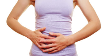 Ein aufgeblähter Bauch steht häufig im Zusammenhang mit dem Verzehr bestimmter Nahrungsmittel. (Bild: Robert Kneschke/stock.adobe.com)