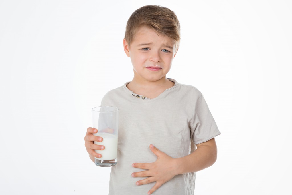 Bauchschmerzen, Blähungen und Unwohlsein sind Leitsymptome bei einer Milchzuckerunverträglichkeit.
