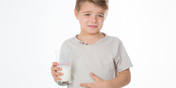 Bauchschmerzen, Blähungen und Unwohlsein sind Leitsymptome bei einer Milchzuckerunverträglichkeit.