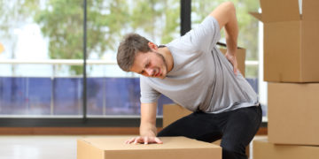 Das Aufrichten aus der gebeugten Haltung bereitet bei einem Hexenschuss besonders starke Schmerzen. (Bild: Antonioguillem/fotolia.com)