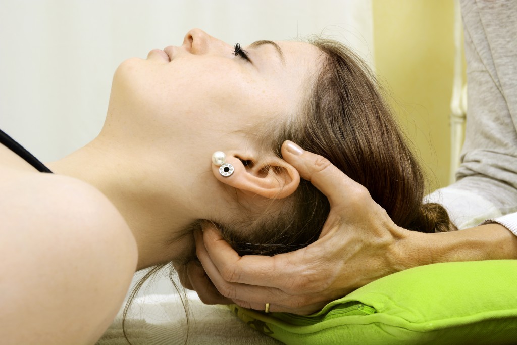 Osteopathie-Behandlung des Nackens. Stechen ist meist ein Zeichen von Nervenschmerzen.