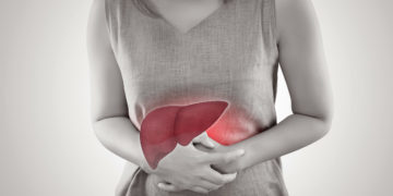 Symptome für eine Fettleber können u.a. Beschwerden wie Völlegefühl und Druckschmerzen in der Lebergegend (Leberschmerzen) sein. (Bild: Adiano/stock.adobe.com)
