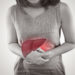 Symptome für eine Fettleber können u.a. Beschwerden wie Völlegefühl und Druckschmerzen in der Lebergegend (Leberschmerzen) sein. (Bild: Adiano/fotolia.com)