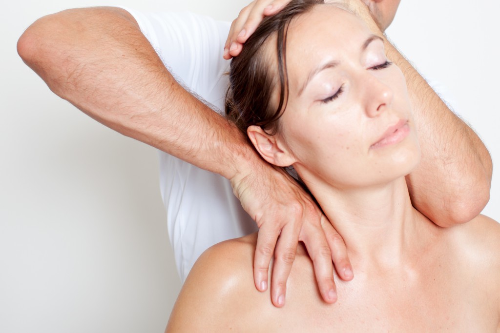 Bei Nackenschmerzen helfen osteopathische Behandlungen.