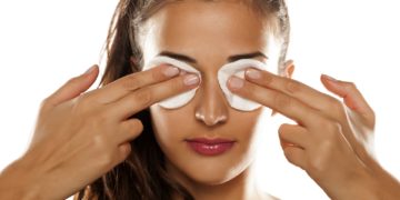 Auflagen mit Euphrasia gelten als bewährtes Hausmittel bei Augenbeschwerden. (Bild: vladimirfloyd/fotolia.com)