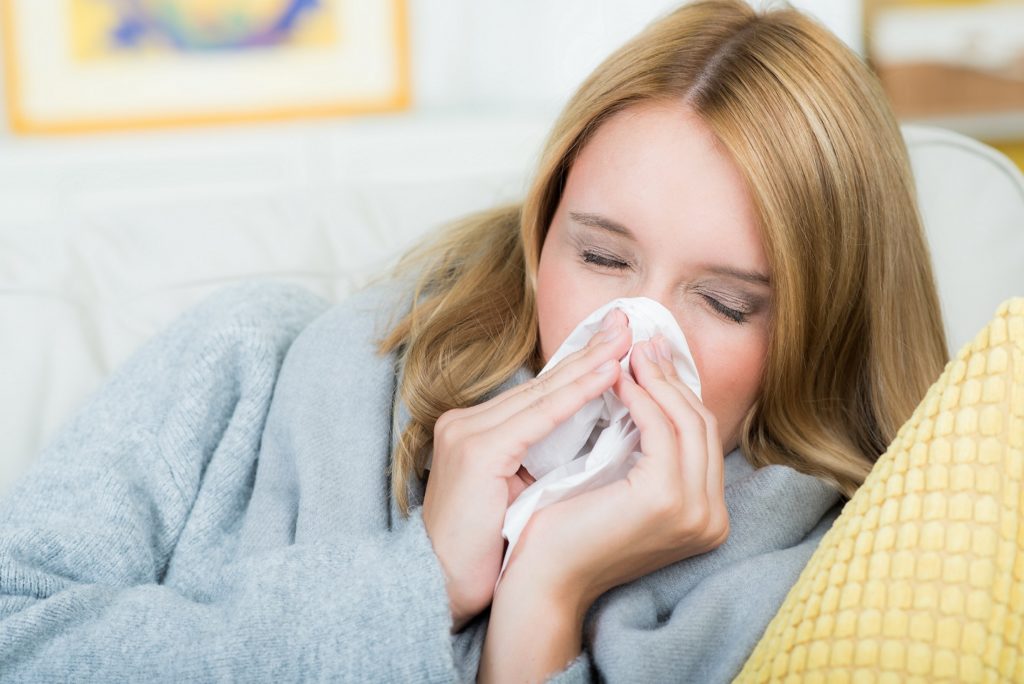 Oft ist eine Erkältung mit Husten, Schnupfen oder Halsschmerzen der Grund für das Engegefühl im Hals. (Bild: Picture-Factory/fotolia.com) 