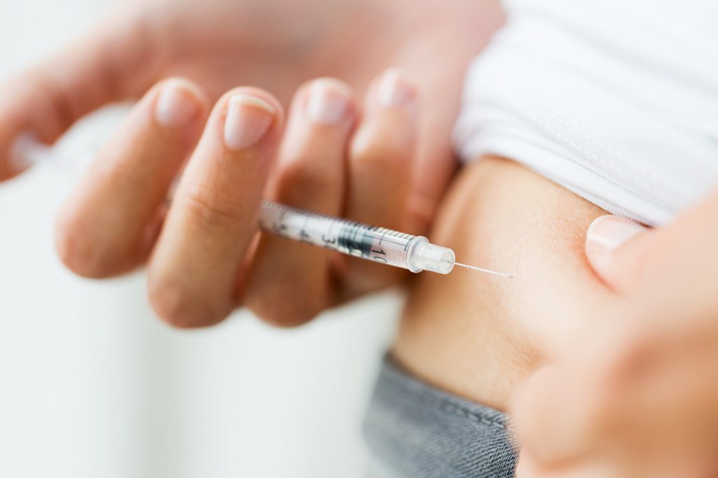 Diabetiker spritzt sich Insulin in den Bauch