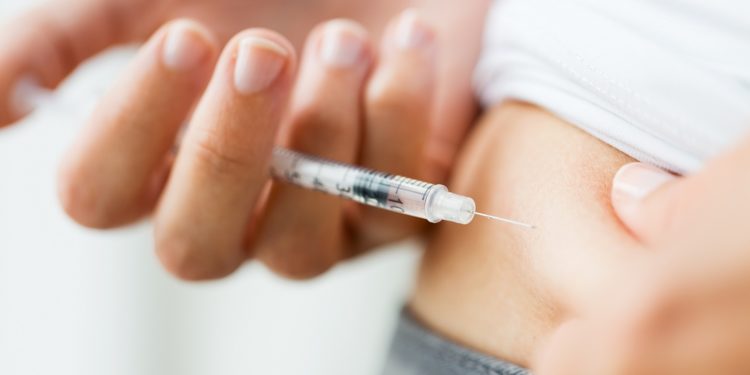 Diabetiker spritzt sich Insulin in den Bauch