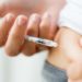 Diabetiker spritzt sich Insulin in den Bauch