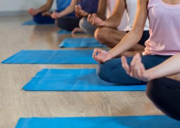 Entspannungstechniken wie Yoga sind ein sehr guter Ansatz, um gegen stressbedingtes Bruststechen anzugehen. (Bild: WavebreakmediaMicro/fotolia.com)