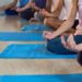 Entspannungstechniken wie Yoga sind ein sehr guter Ansatz, um gegen stressbedingtes Bruststechen anzugehen. (Bild: WavebreakmediaMicro/fotolia.com)
