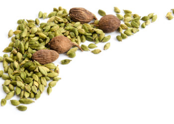 Kardamomsamen helfen ebenso wie Fenchel, Kümmel, Koriander und viele weitere pflanzliche Hausmittel gegen Blähungen. (Bild: Robert Kneschke/stock.adobe.com)