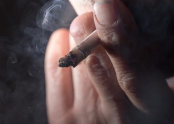 Raucher haben ein erhöhtes Risiko für eine Entzündung der Stimmbänder. (Bild: schankz/fotolia.com)