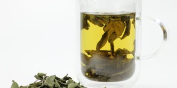 Salbeitee ist ebenso wie Kamillentee ein wirksames Hausmittel gegen Halsschmerzen. (Bild: B. Wylezich/stock.adobe.com)