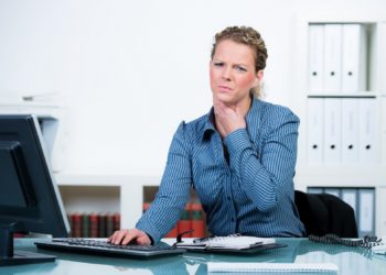 Typische Symptome bei einer Stimmbandentzündung sind Heiserkeit, Halskratzen und ein Kloßgefühl. (Bild: Picture-Factory/fotolia.com)