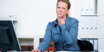Typische Symptome bei einer Stimmbandentzündung sind Heiserkeit, Halskratzen und ein Kloßgefühl. (Bild: Picture-Factory/fotolia.com)