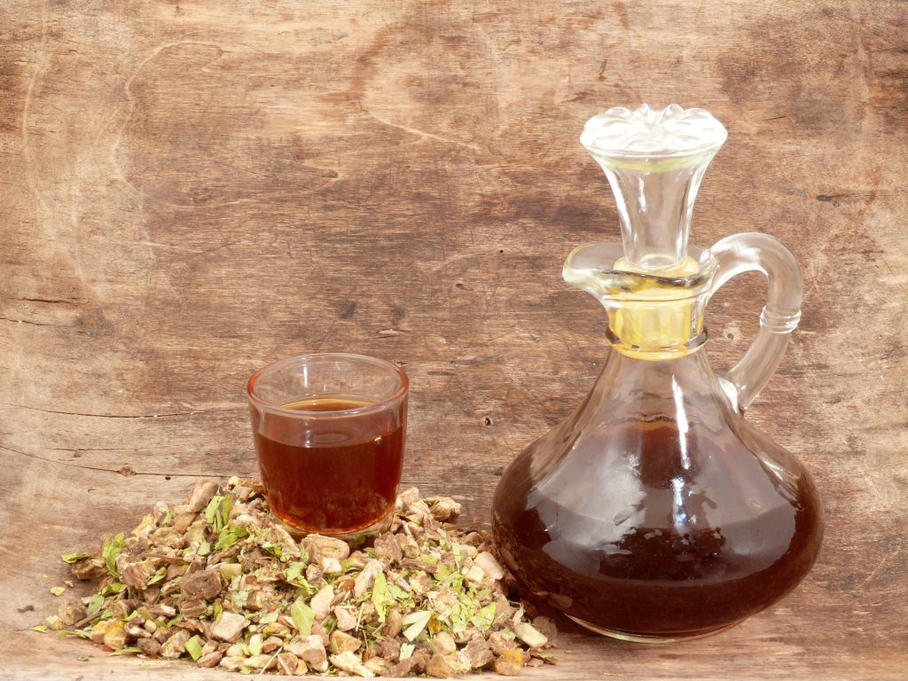 Durch die Einnahme des kleinen Schwedenbitters nach dem Rezept von Maria Treben können die Beschwerden gelindert werden. (Bild: TwilightArtPictures/fotolia.com)