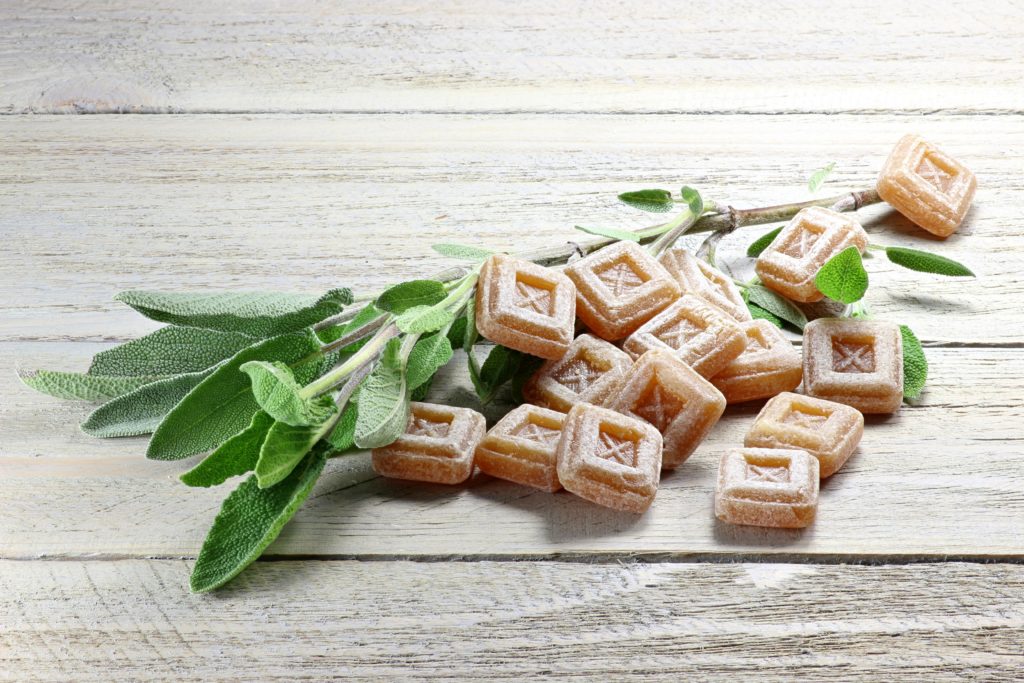 Salbeibonbons und ein Salbeizweig