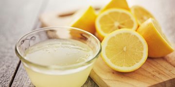 Zitronensaft gilt als bewährtes Hausmittel bei unschönen Hautwucherungen. (Bild: Joshua Resnick/stock.adobe.com)