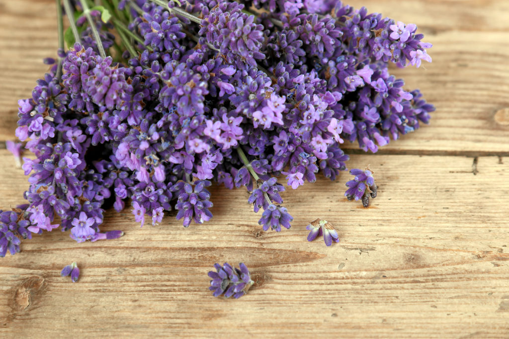 Ist Stress oder innere Unruhe der Grund für die Beschwerden, kann ein Vollbad mit Lavendelblüten sehr wohltuend sein. (Bild: Kathrin39/fotolia.com)