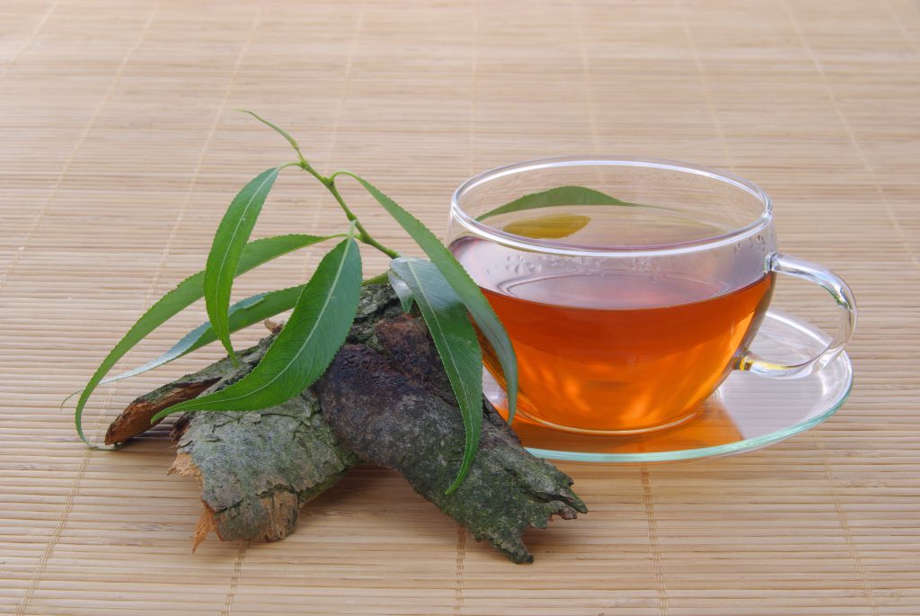 Ein Tee mit Weidenrinde kann die Schmerzen lindern. (Bild: LianeM/fotolia.com)