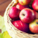 Die im Apfel enthaltenen Pektine haben eine verdauungsfördernde Wirkung und unterstützen die Gesundheit des Darms. (Bild: Syda Productions/stock.adobe.com)