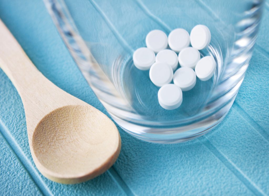 Schüssler Salz Tabletten und Glas
