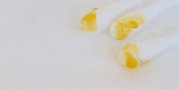Ohrenschmalz übernimmt wichtige Funktionen, wie zum Beispiel die Entfernung von Staub, Schmutz, abgestorbenen Hautzellen und Fremdkörpern aus dem Ohr. (Bild: a3701027/fotolia.com)