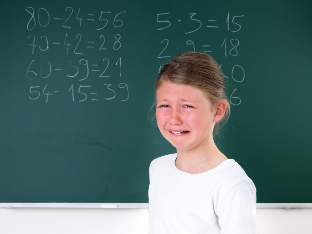 Weinen, Träne, Schulstress, Schulangst, Prüfungsstress, Mobbing, Buren-out, Leistungsdruck, Überfordert, Überforderung, Überarbeitet, Überarbeitung, Hilflosigkeit, Unzufrieden, Frustriert, Depression, Herzklopfen, Zeitdruck, Schüchtern, Prüfungsangst, Prüfung, Nervosität, Selbstzweifel, Schwitzen, Zittern, Unlustgefühl, Aufgeregt, Stress, Schluchzen, Leiden, Alptraum, Ungeduldig, Traurig, Unterricht, Schulunterricht, Kind, Mädchen, Schülerin, Schule, Klasse, Schüler, Schulklasse, Tafel, Schultafel, Klassenzimmer, Klassenraum, Grundschule, Rechnen, Mathe, Zahlen, verzweifelt, unglücklich, Jammern, Heulen, deprimiert, Deprimieren, untröstlich, Übermüdung, Erschöpfung, Klasse, Grün