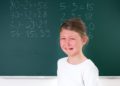 Viele Kinder leiden unter assiver Prüfungsangst, auch wenn sie eigentlich angesichts ihres Wissens keinen Grund hierfür haben. (Bild: Zlatan Durakovic/stock.adobe.com)