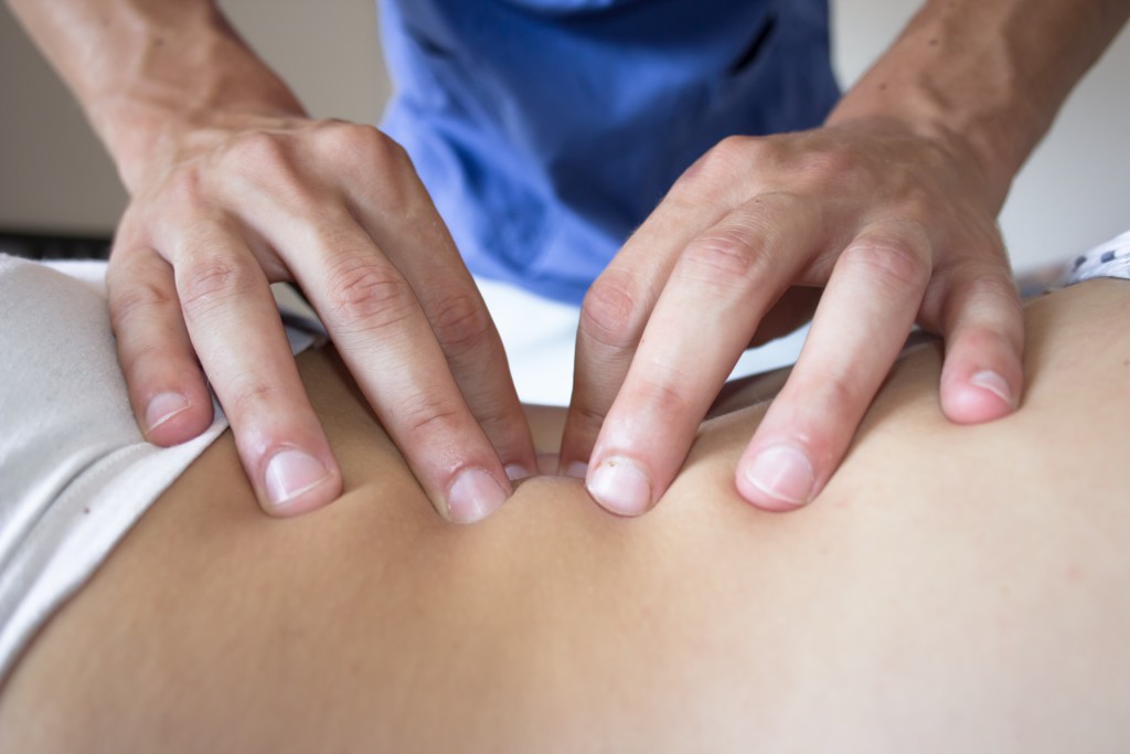 Wenn der Rücken knackt, helfen verschiedene manuelle Therapien.
