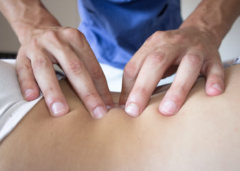 Wenn der Rücken knackt, können verschiedene manuelle Therapien helfen. (Bild: robiuankenobi/stock.adobe.com)