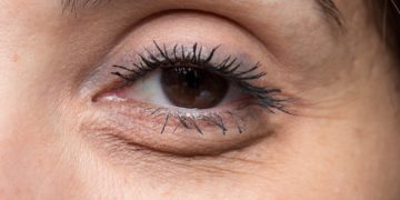 Schwere Lider und trübe Augen sind häufig ein Zeichen für Müdigkeit oder Überanstrengung.  (Bild: Alessandro Grandini/fotolia.com)