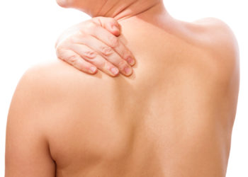 Das Hängen der Schulter kann verschiedene Ursachen, wie z.B. eine Störung des Nervensystems, haben. (Bild: SENTELLO/fotolia.com)