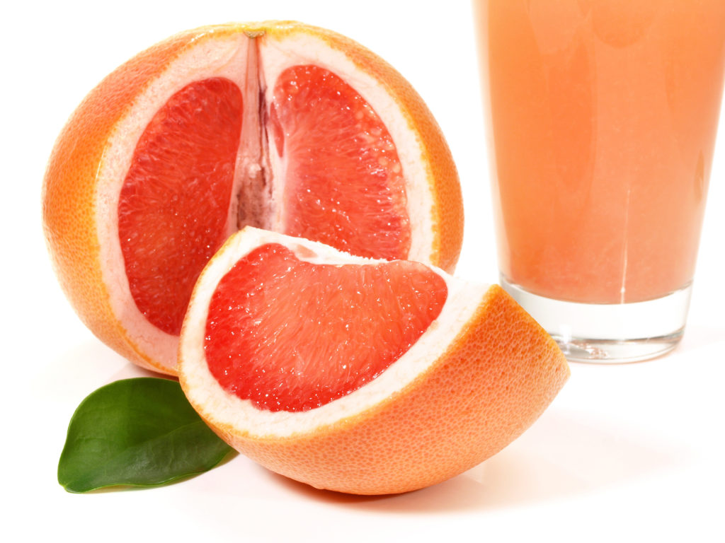 Grapefruitsaft ist ein basisches Getränk, das der Übersäuerung des Körpers entgegenwirken kann. (Bild: ExQuisine/fotolia.com)