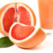 Grapefruitsaft ist ein basisches Getränk, das der Übersäuerung des Körpers entgegenwirken kann. (Bild: ExQuisine/fotolia.com)