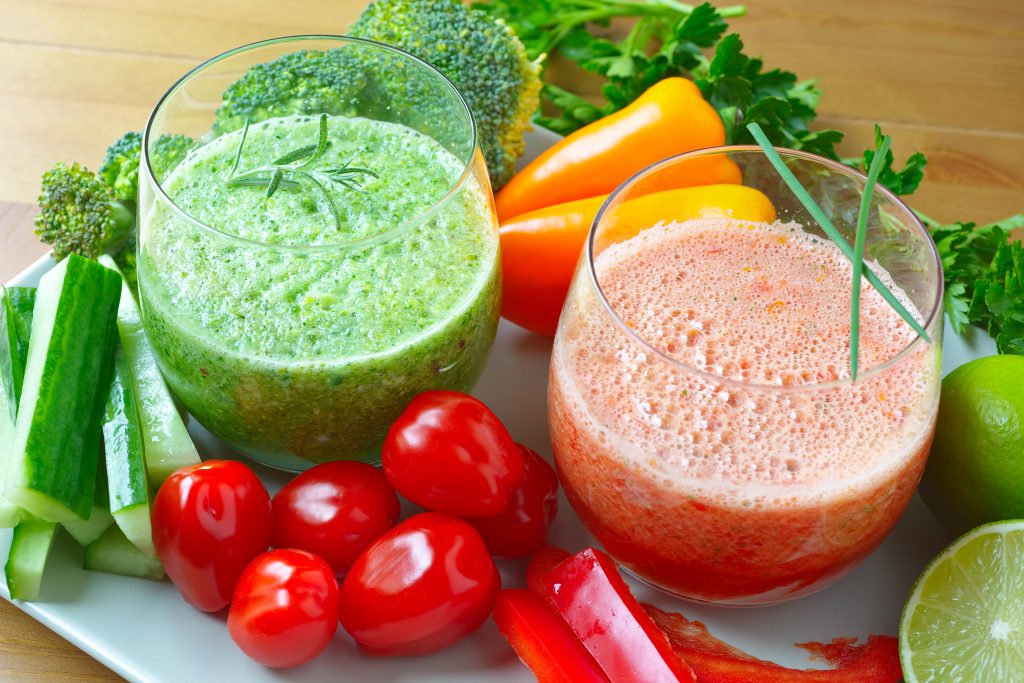 Basische Nahrungsmittel wie Salate, Obst und grüne Smoothies unterstützen den Wiederaufbau einer gesunden Darmflora. (Bild: rainbow33/fotolia.com)