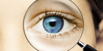 Die Iris eines Menschen verrät geschulten Therapeutinnen und Therapeuten viel über den Gesundheitszustand. (Bild: by-studio/fotolia.com)