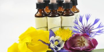Eine individuell abgestimmte Bachblütentherapie kann sehr hilfreich bei Kopfschmerzen sein. (Bild: fotomike1976/fotolia.com)